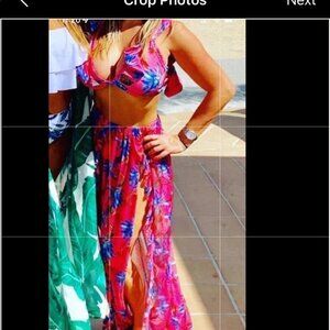 3 piece set.  Top & skirt & swimsuit bottom small .  I’m pink